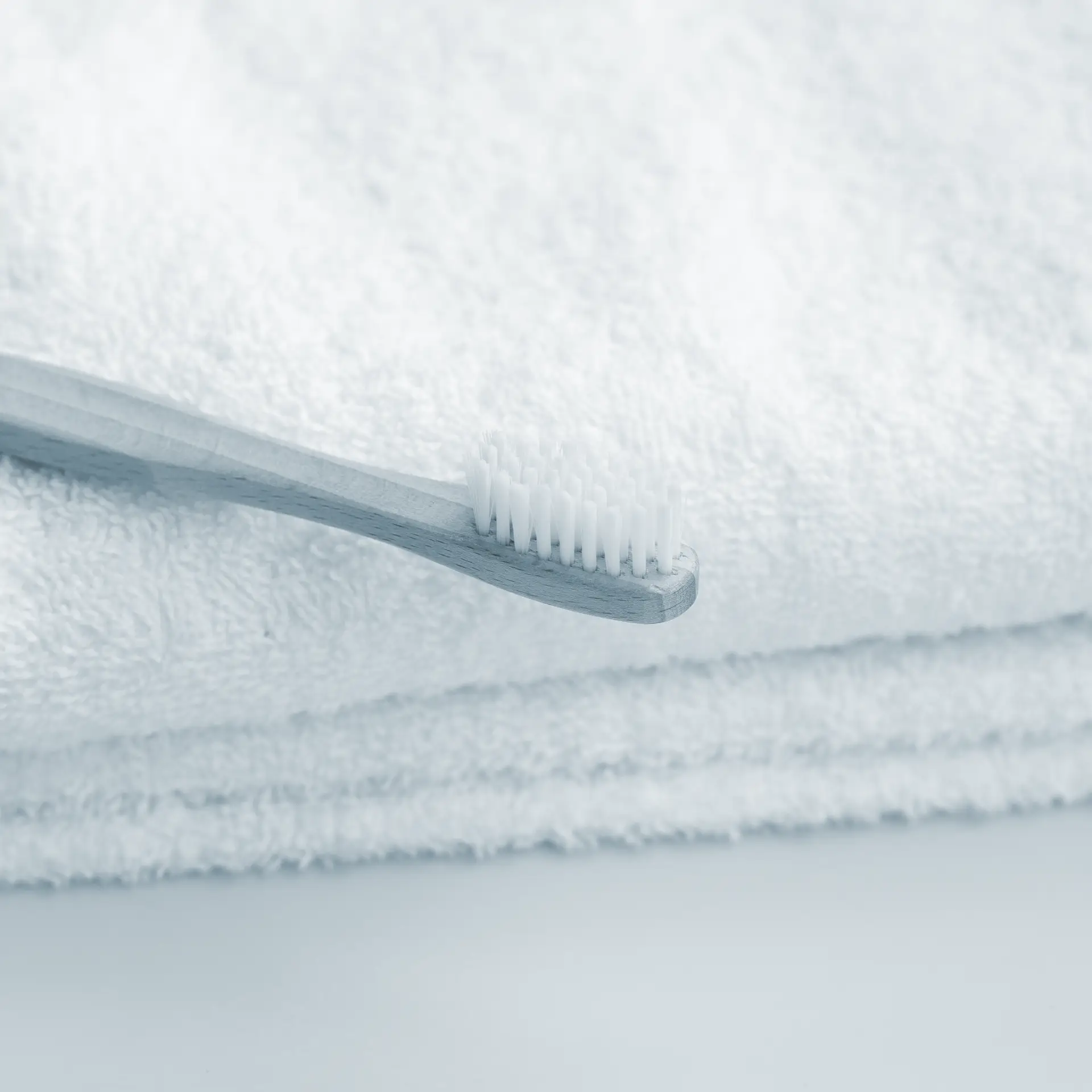 Zahnbürste auf einem Stapel Handtücher