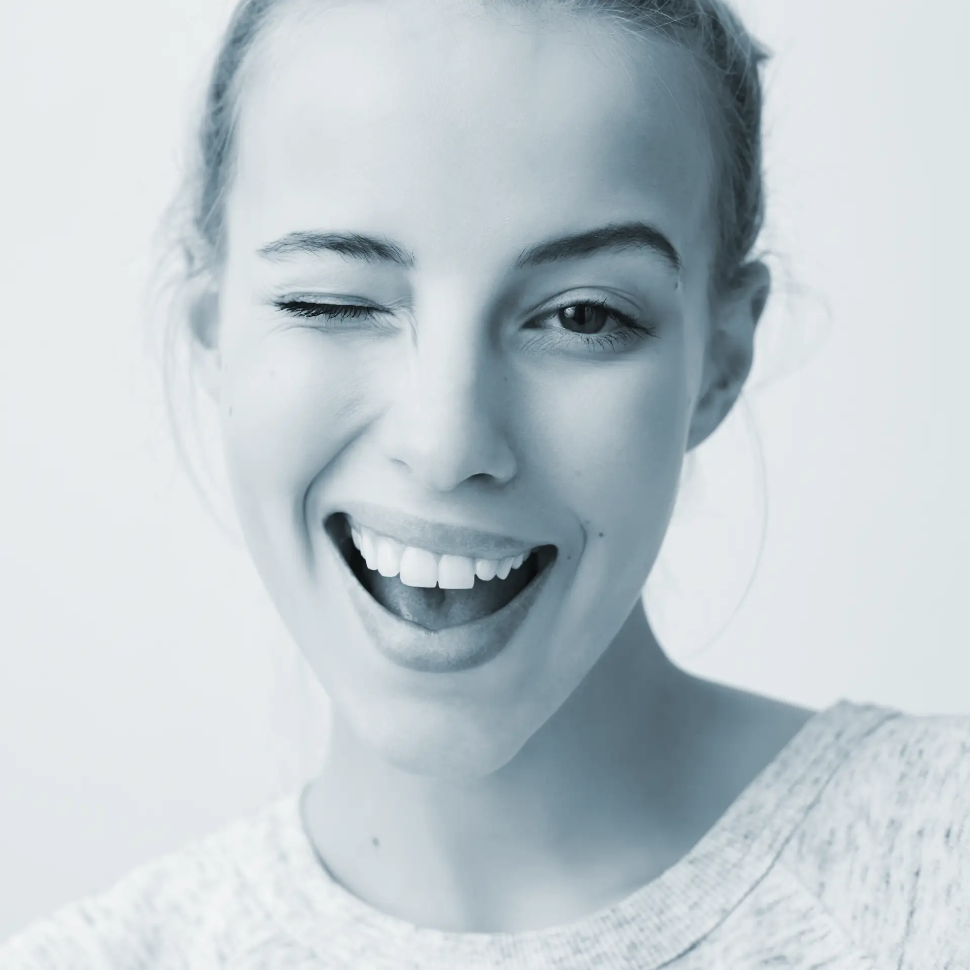 Lächelnde Frau mit strahlend weißen Zähnen